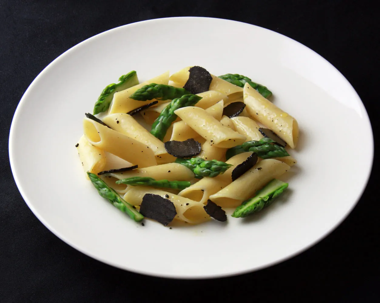 Penne asparagi e tartufo nero