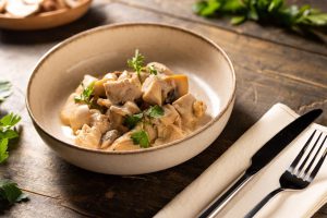 pollo ai funghi cucinato da liffo, robot da cucina dotato di intelligenza artificiale