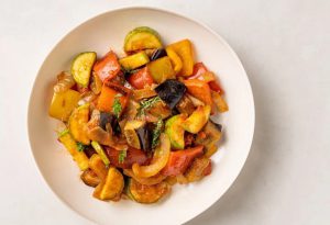 ratatoiulle di verdure con melanzane, peperoni gialli e peperoni rossi cucinato da liffo, robot da cucina dotato di intelligenza artificiale