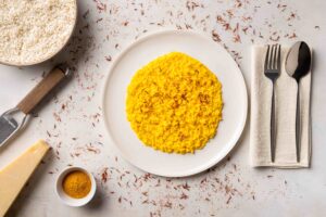 Risotto allo zafferano cremoso, un classico italiano cucinato in autonomia dal robot Liffo, per una cena sempre pronta.