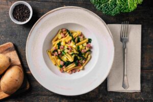 piatto fondo con caserecce con pancetta, patate e bietole, cucinato in autonomia dal robot Liffo, personal chef con intelligenza artificiale, per un contorno pronto quando torni a casa dal lavoro