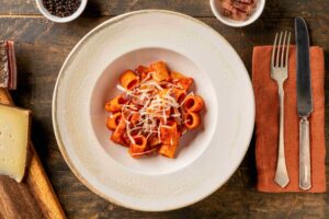 piatto con salmone e piselli, cucinato in autonomia dal robot Liffo, personal chef con intelligenza artificiale, per un contorno pronto quando torni a casa dal lavoro