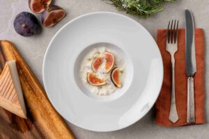 piatto fondo risotto di formaggio di capra e fichi, cucinato in autonomia dal robot Liffo, personal chef con intelligenza artificiale, per un contorno pronto quando torni a casa dal lavoro