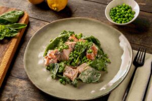 piatto con salmone e piselli, cucinato in autonomia dal robot Liffo, personal chef con intelligenza artificiale, per un contorno pronto quando torni a casa dal lavoro