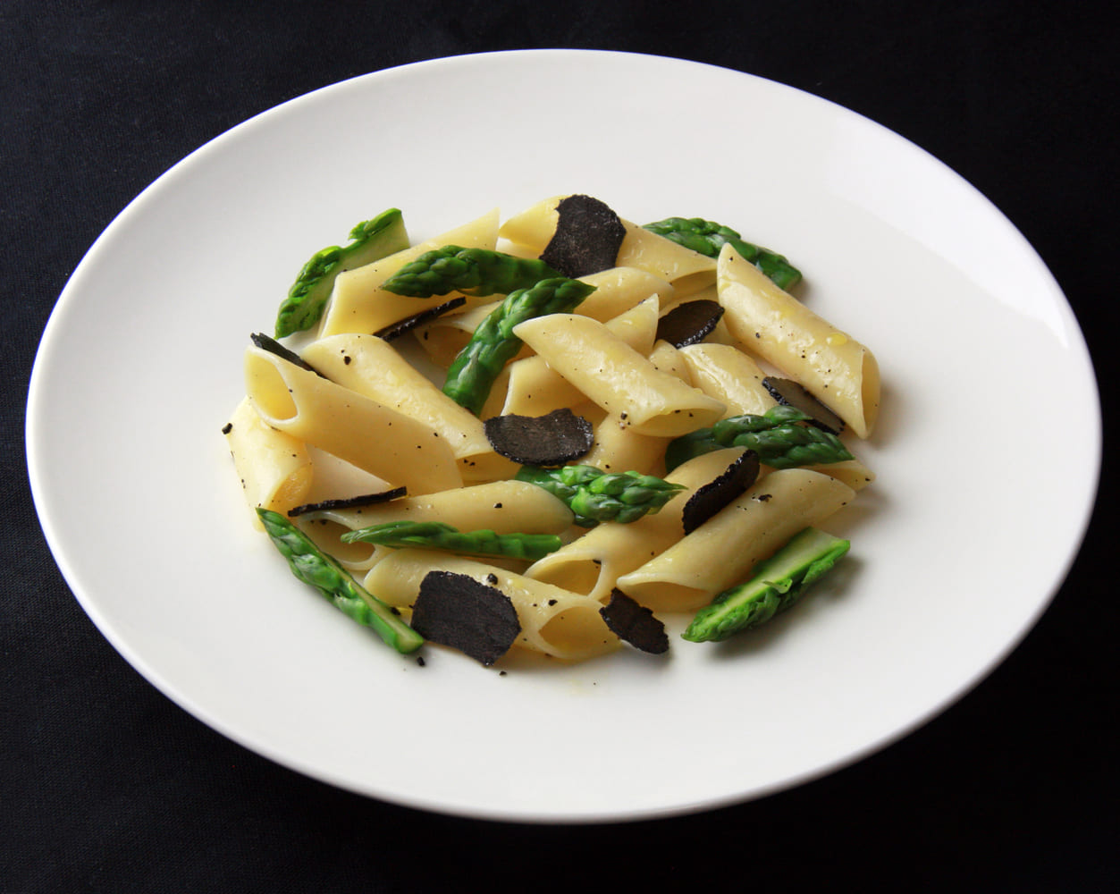 PENNE ASPARAGI E TARTUFO NERO
