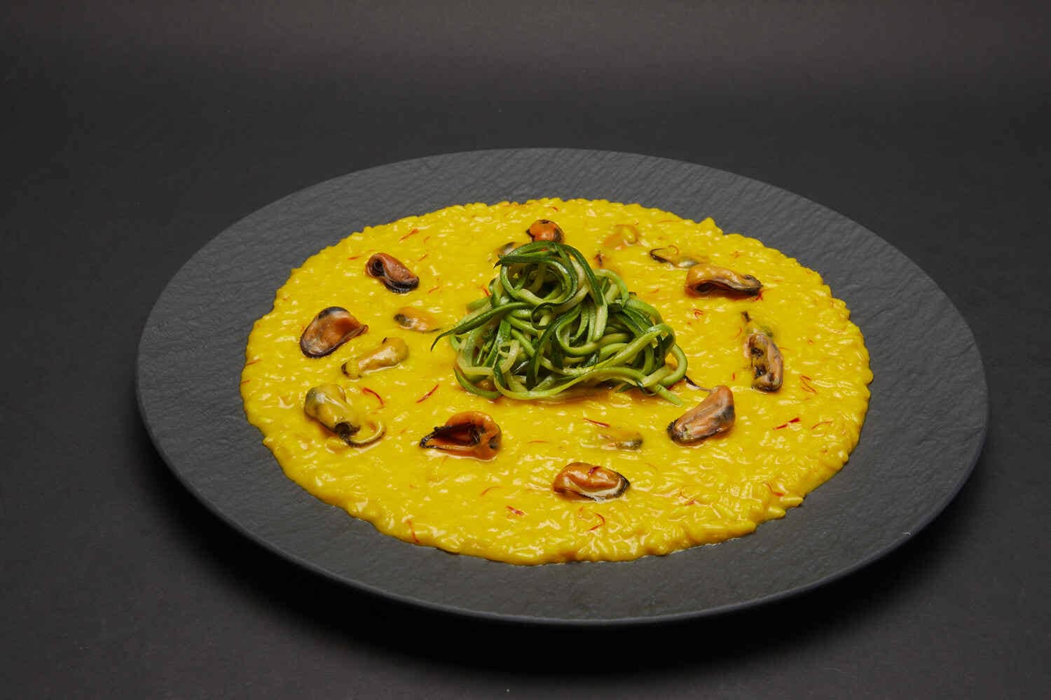 RISOTTO ALLO ZAFFERANO COZZE E ZUCCHINE