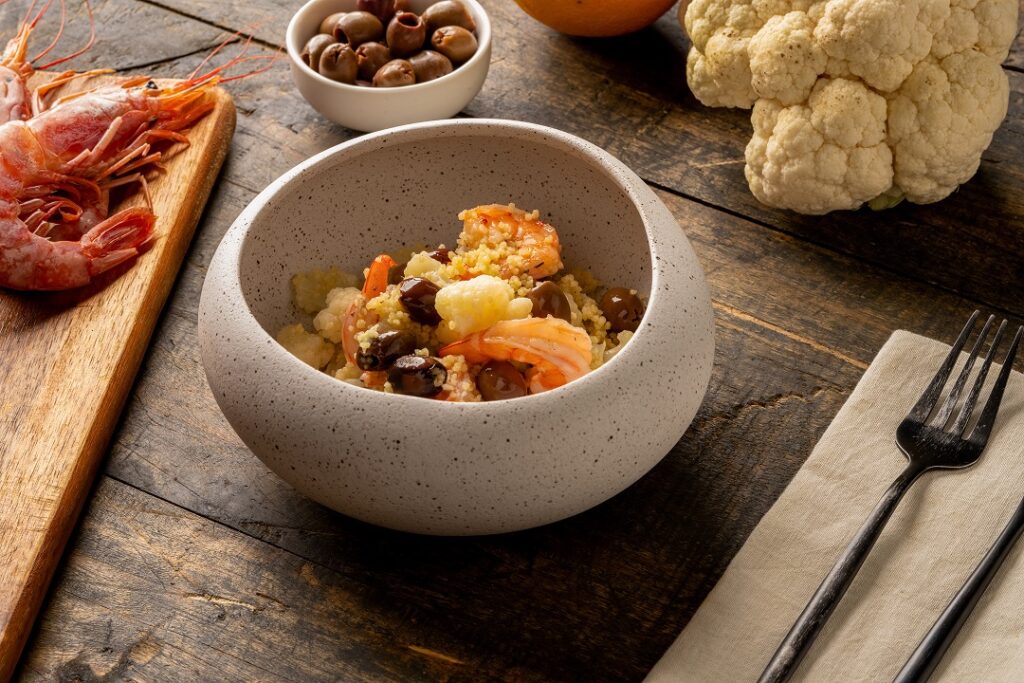 Cous cous con gamberetti, olive taggiasche e cavolfiore