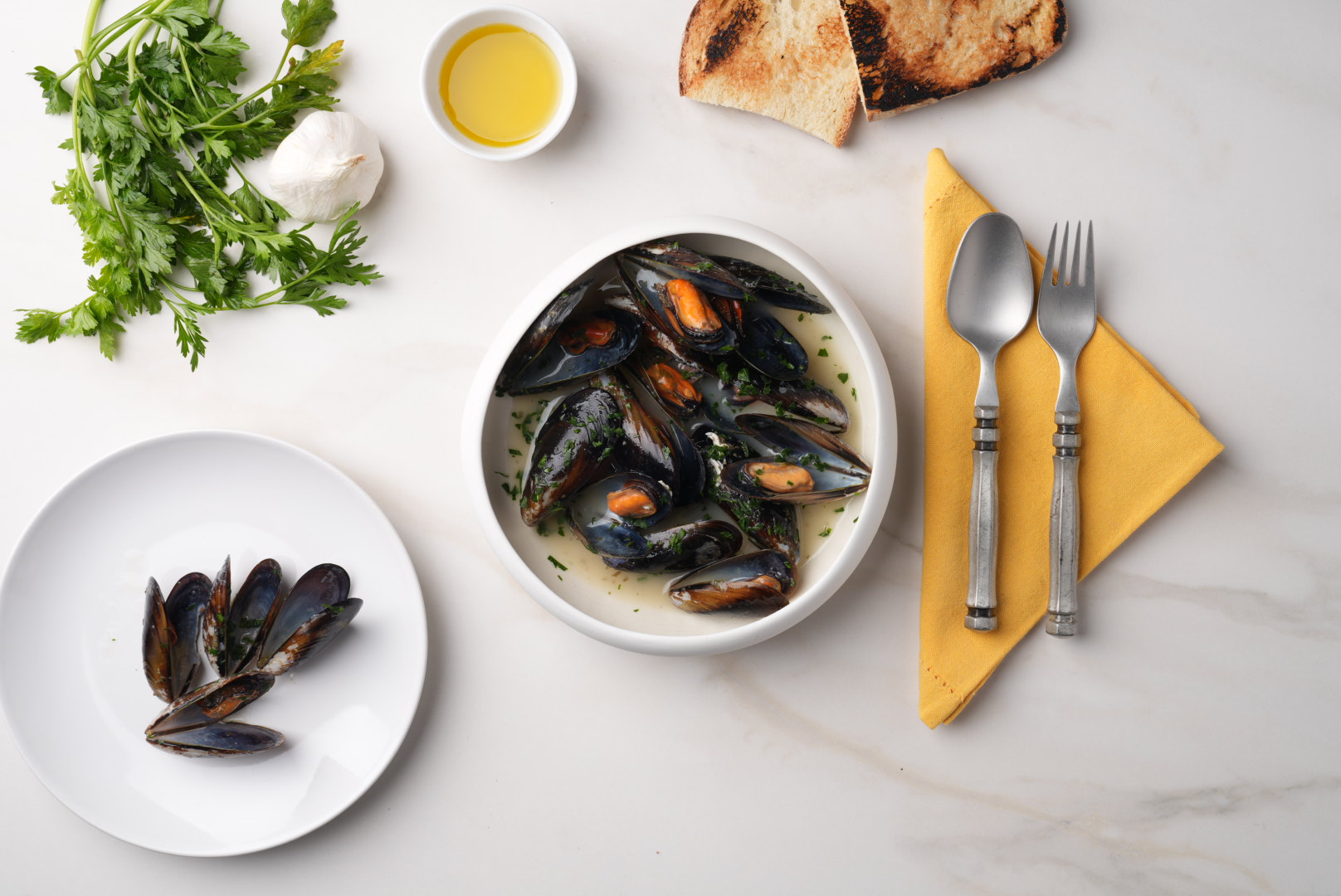 Mussels with garlic, oil and parsley
