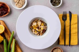 Fusilli integrali al tonno vegetale, cipollotto, capperi e limone